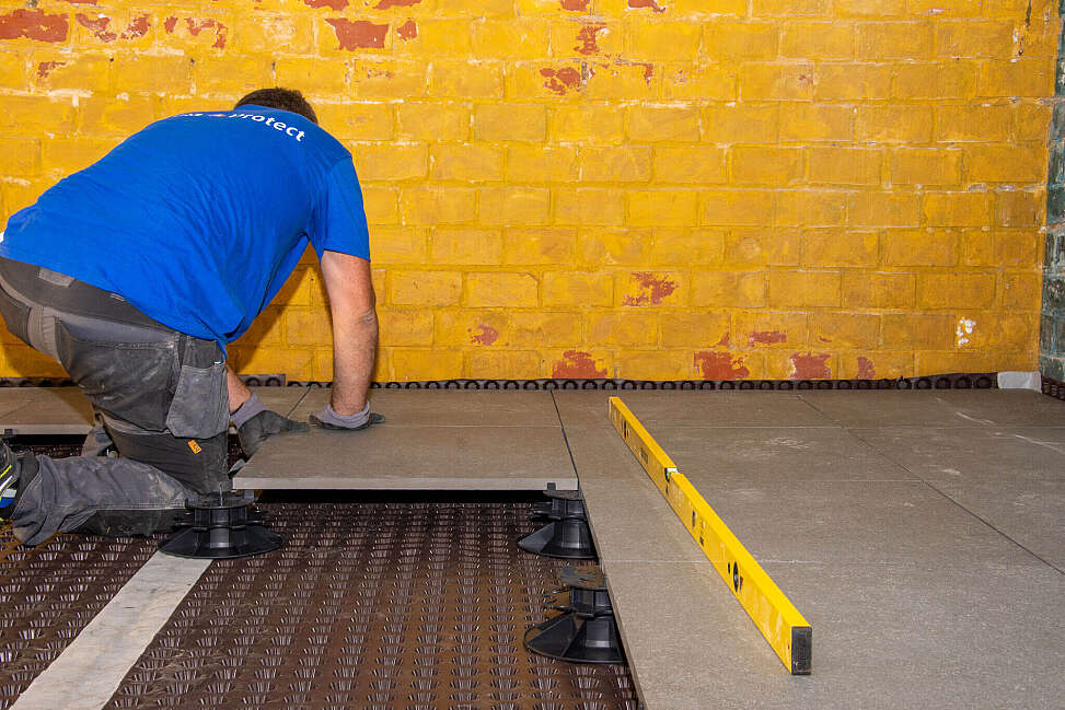 Expert van Aqua Protect voert drainage uit