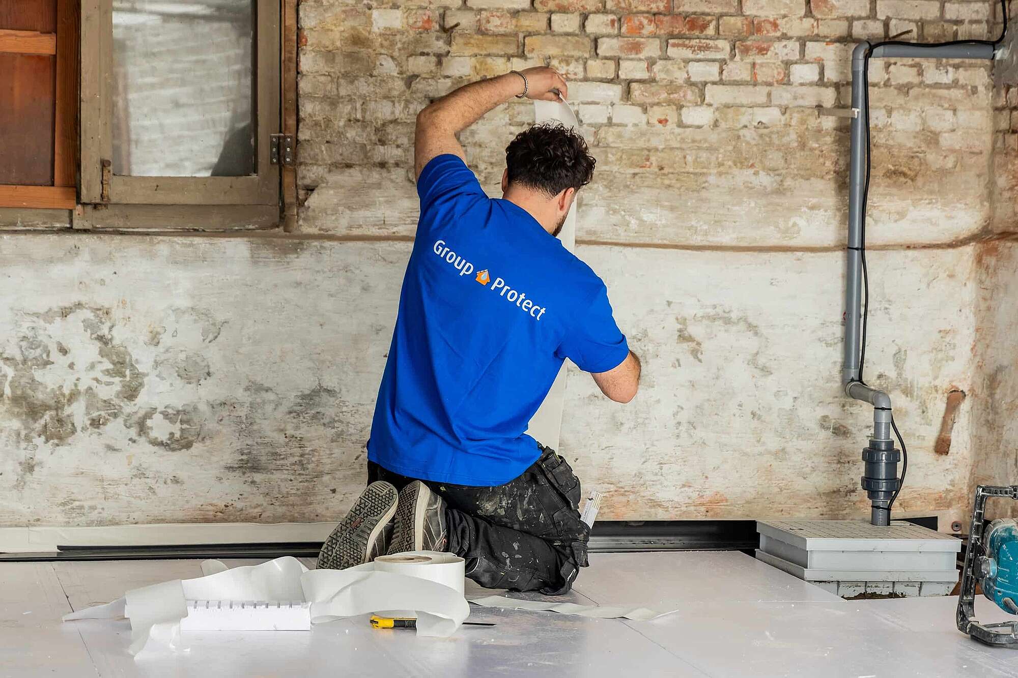 Aqua Protect specialist maakt een vochtige kelder waterdicht