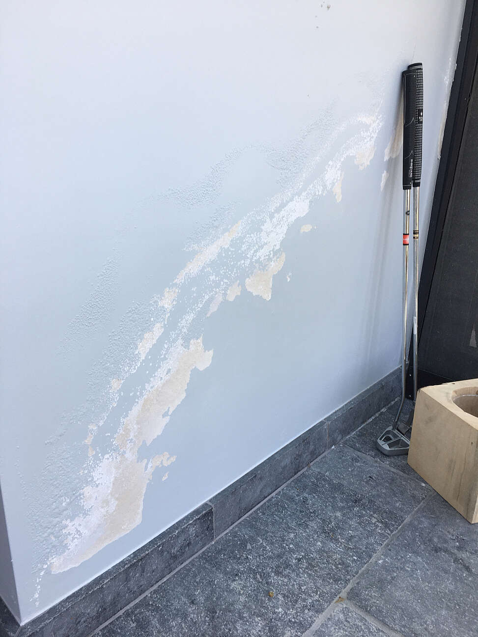 Afbladderende verf door opstijgend vocht